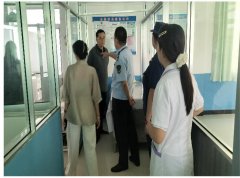 看了食物运营许可证、从业人员健康证持无情况